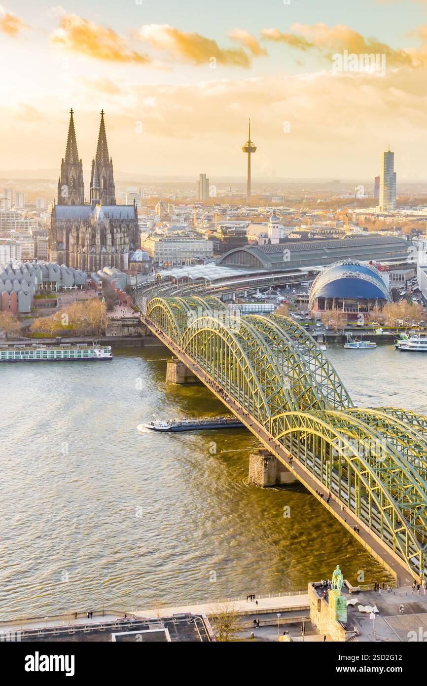 Tramonto sulla storica chiesa del Duomo sul fiume Reno a Colonia, Germania Foto Stock