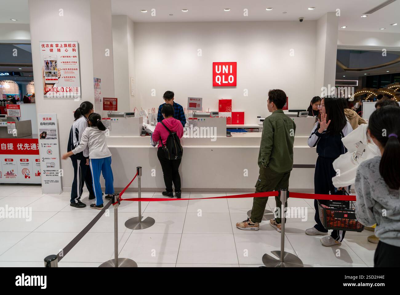 Shenzhen, Cina - 11 gennaio 2019: Clienti in coda al banco cassa all'interno di un negozio Uniqlo nel centro commerciale Vanke a Longgang, Shenzh Foto Stock