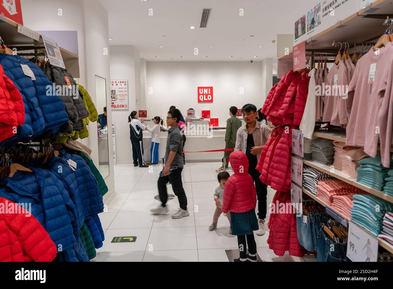 Shenzhen, Cina - 11 gennaio 2019: Una vista del banco cassa all'interno di un negozio Uniqlo nel centro commerciale Vanke a Longgang, Shenzhen. Foto Stock