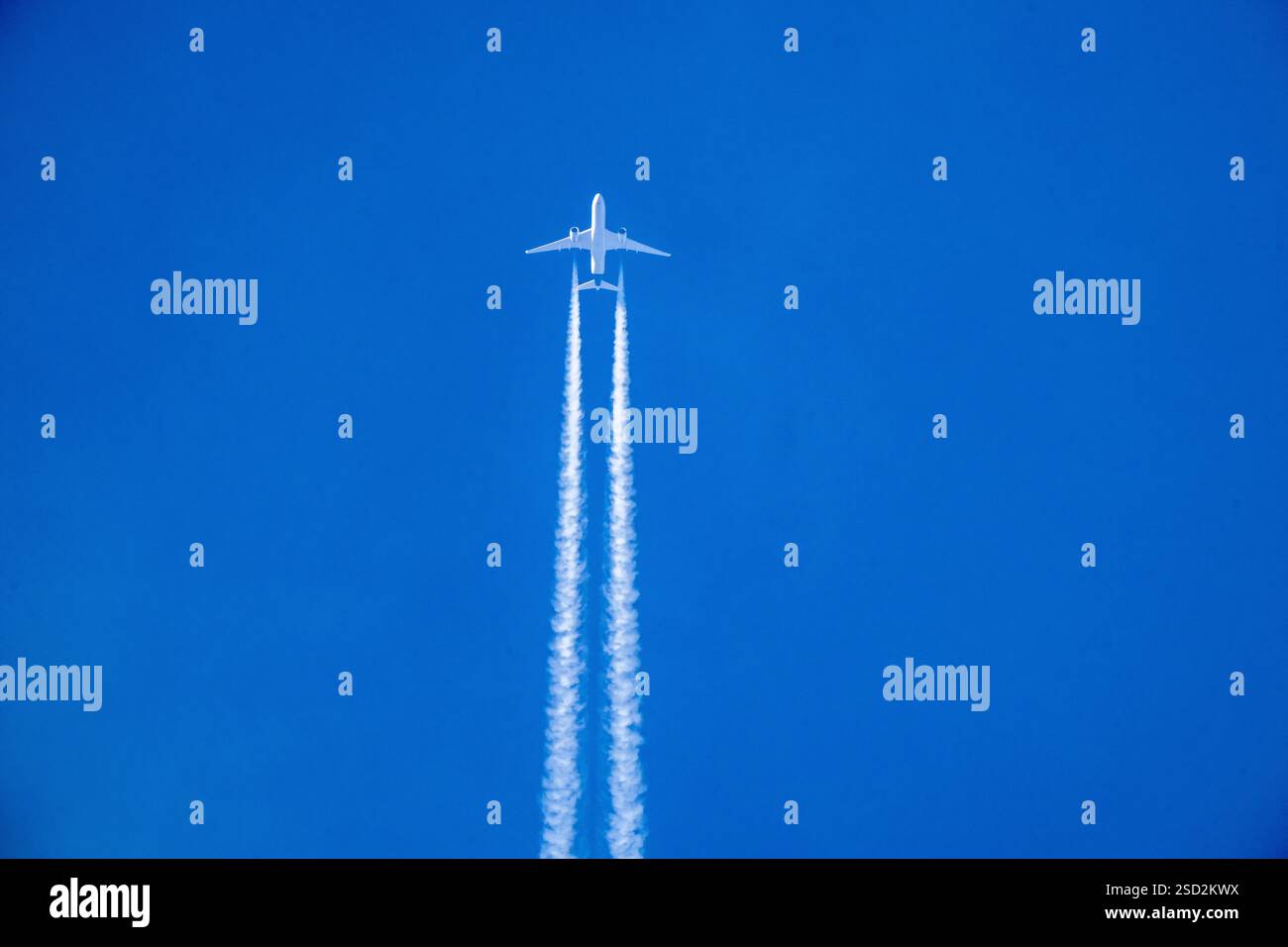 Airbus A350 nel cielo, VAPOUR Trail, volo Lufthansa da Los Angeles a Monaco, sorvolo a Colonia, altitudine di volo 39.000 ft, Germania Foto Stock