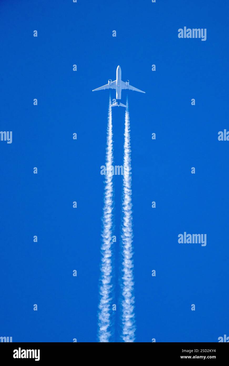 Airbus A350 nel cielo, VAPOUR Trail, volo Lufthansa da Los Angeles a Monaco, sorvolo a Colonia, altitudine di volo 39.000 ft, Germania Foto Stock
