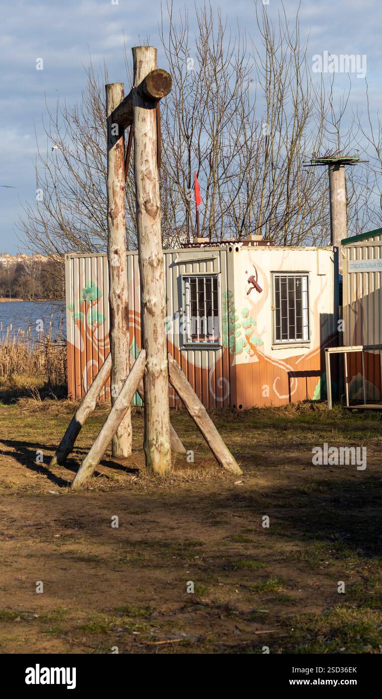 Costruzione temporanea con simboli sovietici dipinti su di esso Foto Stock
