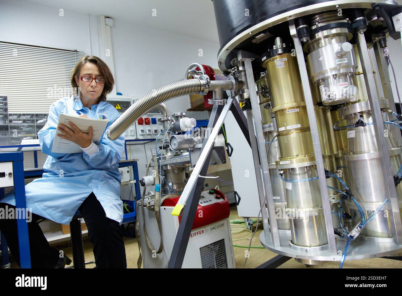 Polarimeters, Instrument QUIJOTE, Electronics Laboratory, Instituto Astrofisica de Canarias IAC, la Laguna, Tenerife, Isole Canarie, Spagna il QUIJOTE Q-U-i Tenerife CMB Experiment è una collaborazione scientifica tra l'Instituto de AstrofÌsica de Canarias Tenerife, Spagna, l'Instituto de FÌsica de Cantabria Santander, Spagna, il Departamento de Ingenieria de Comunicaciones Santander, Spagna, l'Osservatorio Jodrell Bank Santander, Regno Unito, la società di Manchester, Regno Unito, Regno Unito, inizierà le operazioni nel corso del 2011 e consiste in due telescopi e tre io Foto Stock