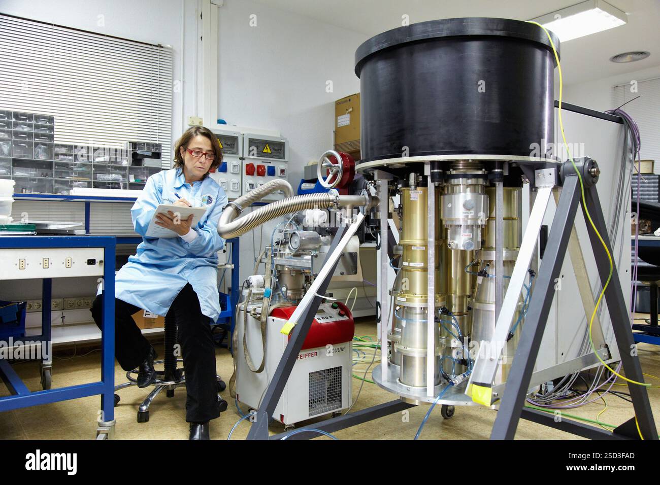 Polarimeters, Instrument QUIJOTE, Electronics Laboratory, Instituto Astrofisica de Canarias IAC, la Laguna, Tenerife, Isole Canarie, Spagna il QUIJOTE Q-U-i Tenerife CMB Experiment è una collaborazione scientifica tra l'Instituto de AstrofÌsica de Canarias Tenerife, Spagna, l'Instituto de FÌsica de Cantabria Santander, Spagna, il Departamento de Ingenieria de Comunicaciones Santander, Spagna, l'Osservatorio Jodrell Bank Santander, Regno Unito, la società di Manchester, Regno Unito, Regno Unito, inizierà le operazioni nel corso del 2011 e consiste in due telescopi e tre io Foto Stock
