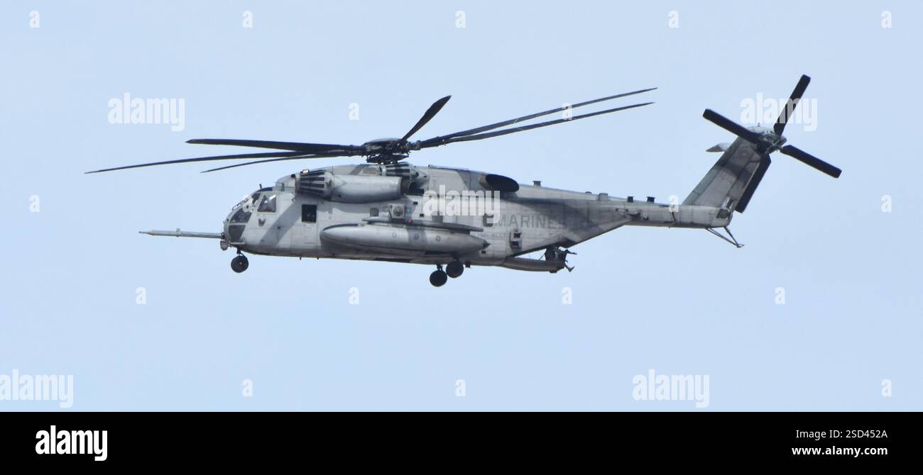 Yuma, USA - 11 marzo 2023: Un Sikorsky CH-53E Super Stallion del corpo dei Marines che vola a MCAS Yuma. Foto Stock