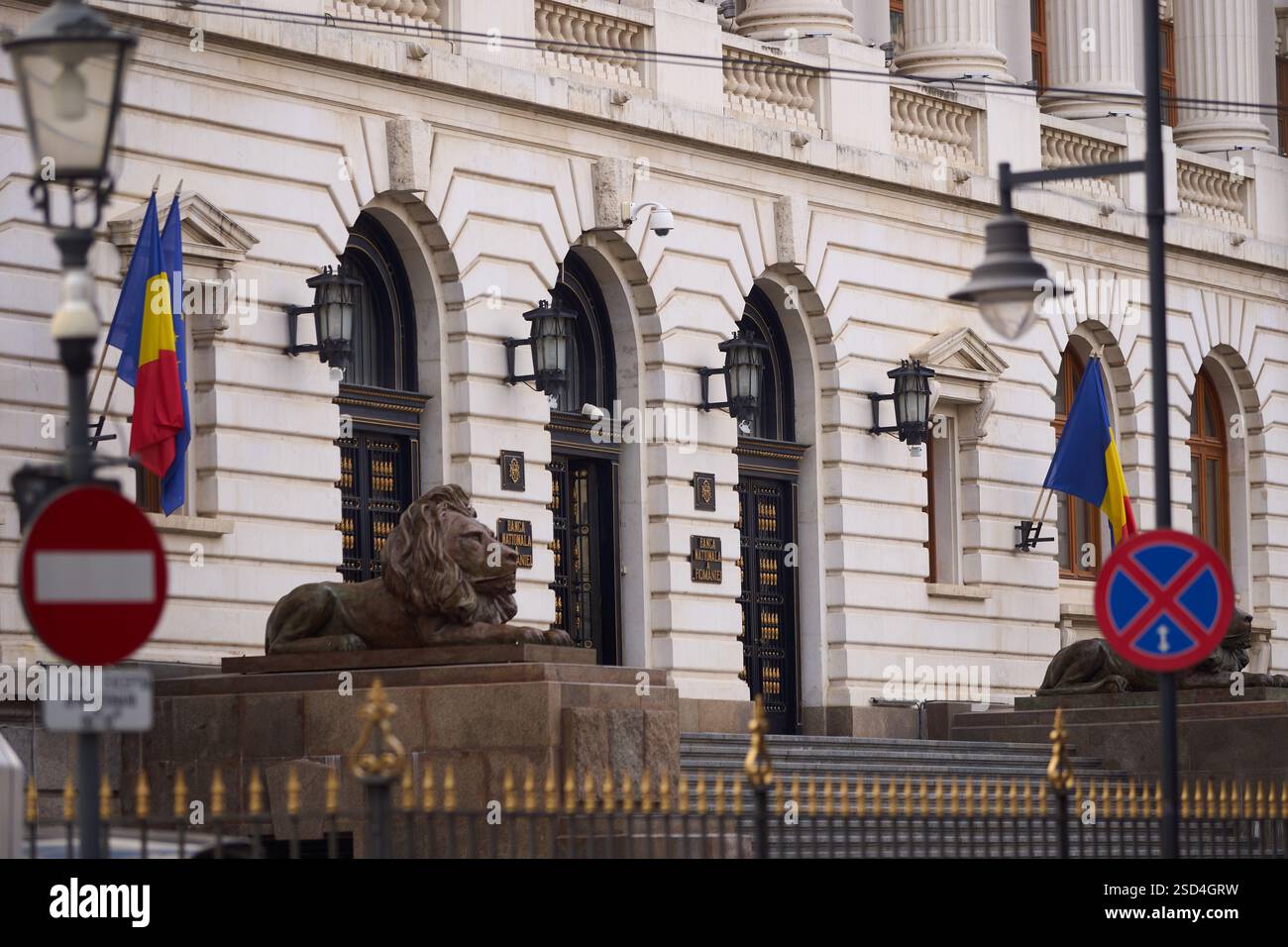 Bucarest, Romania. 7 febbraio 2025: La sede centrale della Banca Nazionale di Romania, in questa foto è la nuova ala del Palazzo BNR, costruita tra il 1937 e l'11 aprile Foto Stock