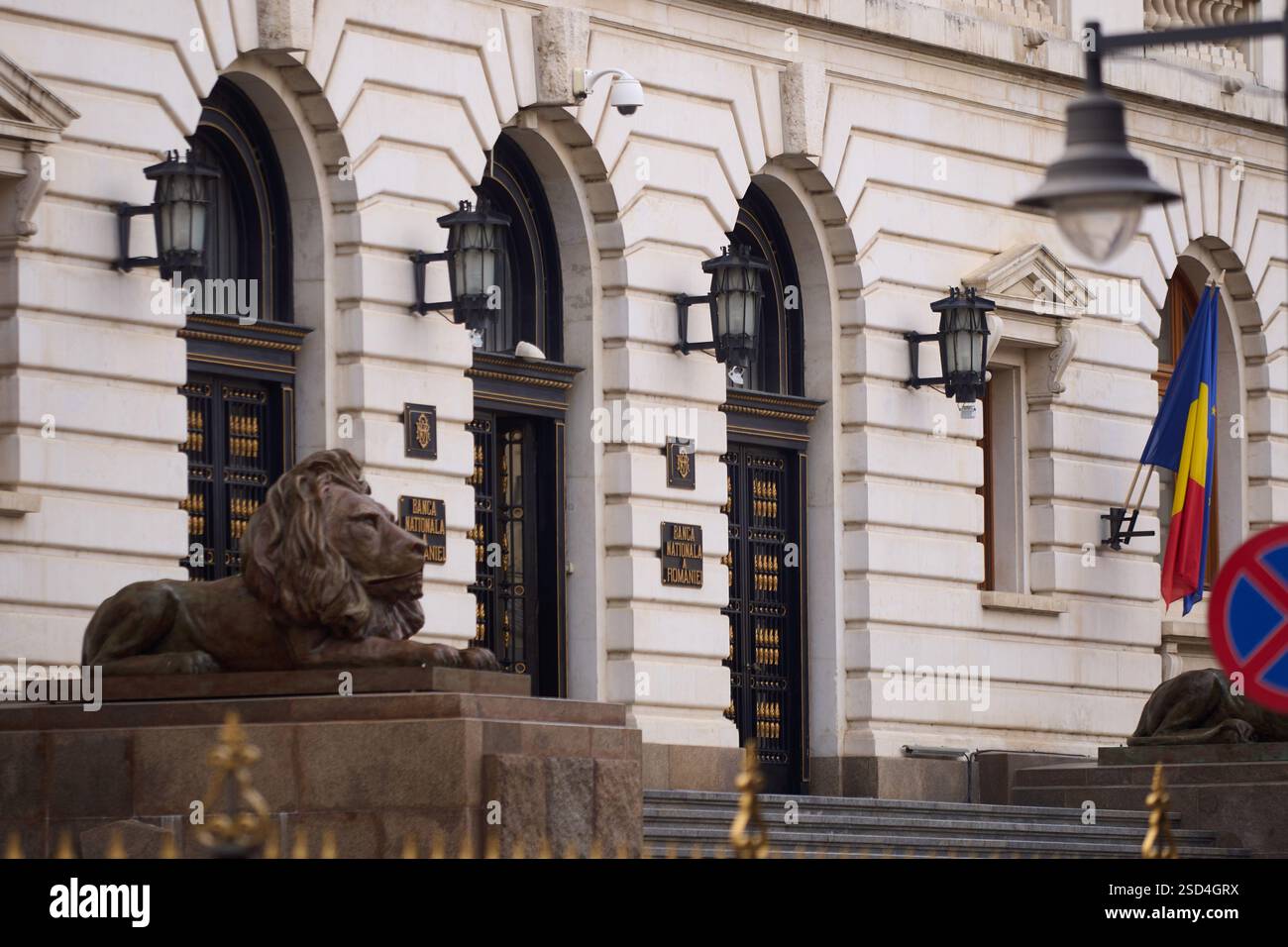Bucarest, Romania. 7 febbraio 2025: La sede centrale della Banca Nazionale di Romania, in questa foto è la nuova ala del Palazzo BNR, costruita tra il 1937 e l'11 aprile Foto Stock