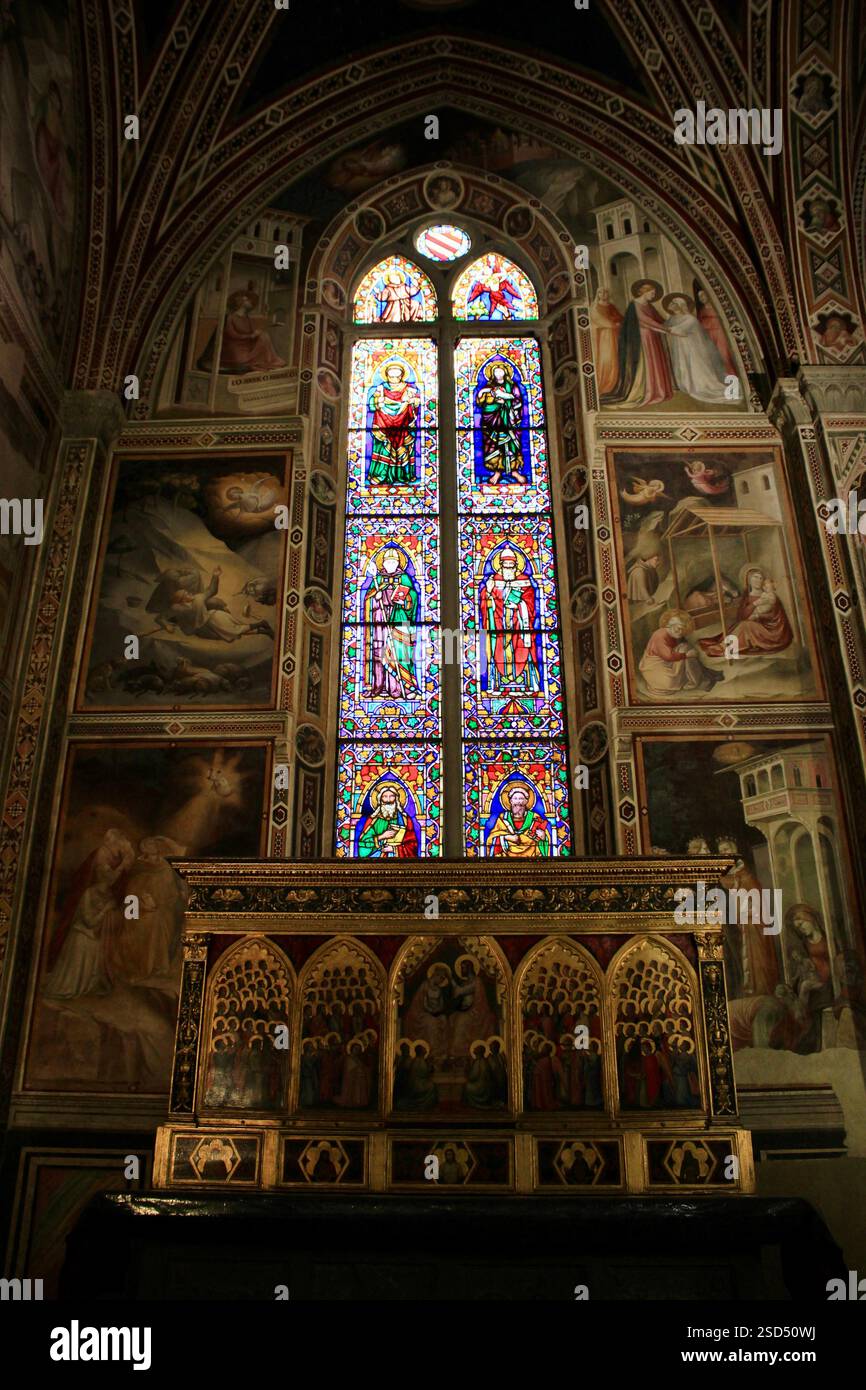 Firenze, Italia - 3 settembre 2018: Vetrata ornata e affreschi all'interno della Basilica di Santa Croce, Firenze Foto Stock