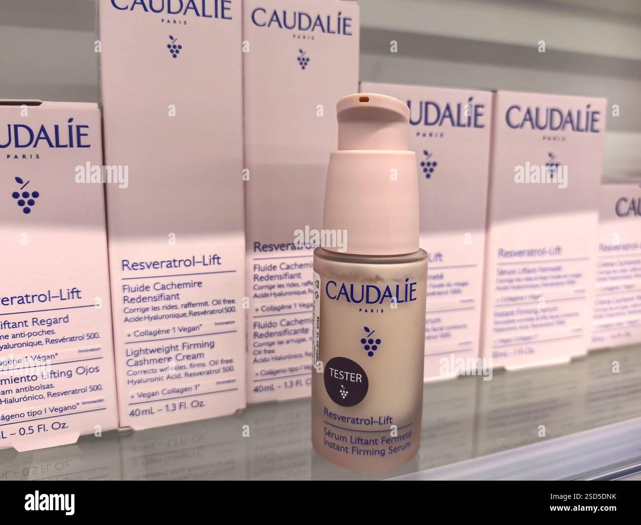 Bobruisk, Bielorussia - 2 febbraio 2025: Un tester per la cura della pelle si trova in primo piano su un elegante bancone, circondato da un imballaggio elegante. Foto Stock