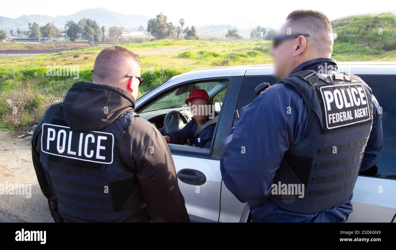 Le forze dell'immigrazione e delle dogane (ICE) degli Stati Uniti hanno arrestato i trasgressori dell'immigrazione provenienti da oltre 50 paesi durante un'operazione di un mese che mirava a presentare illegalmente agli stranieri condanne penali e accuse connesse alla DUI e alle violazioni della guida legate a droga e alcol. Foto Stock