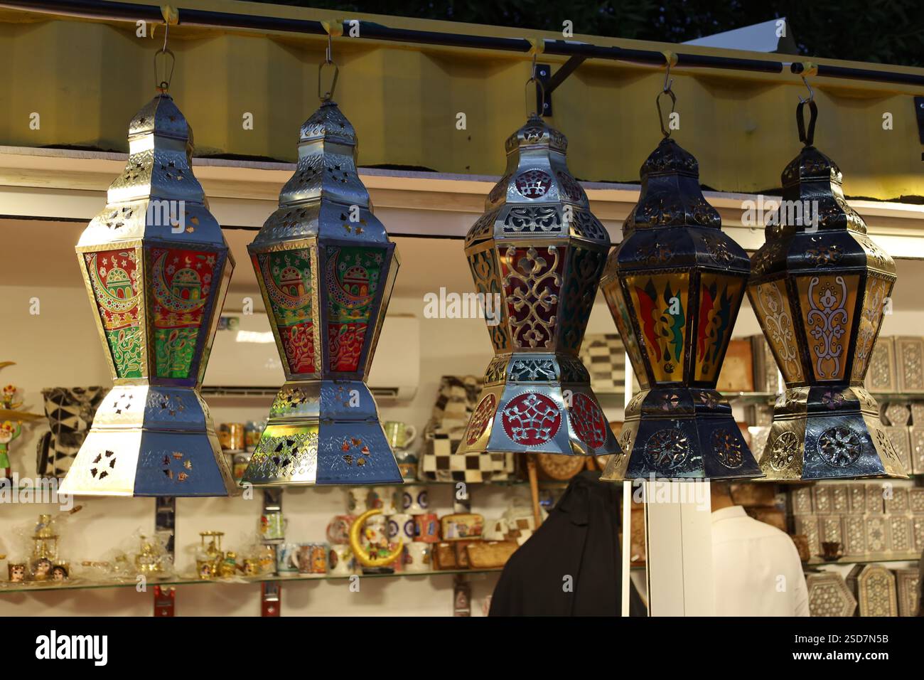 Jeddah , Arabia Saudita - 7 febbraio 2025 : bella lampada tradizionale Ramadan in negozio. Mercato dei beni d'antiquariato - le persone visitano un mercato delle lanterne davanti a loro Foto Stock