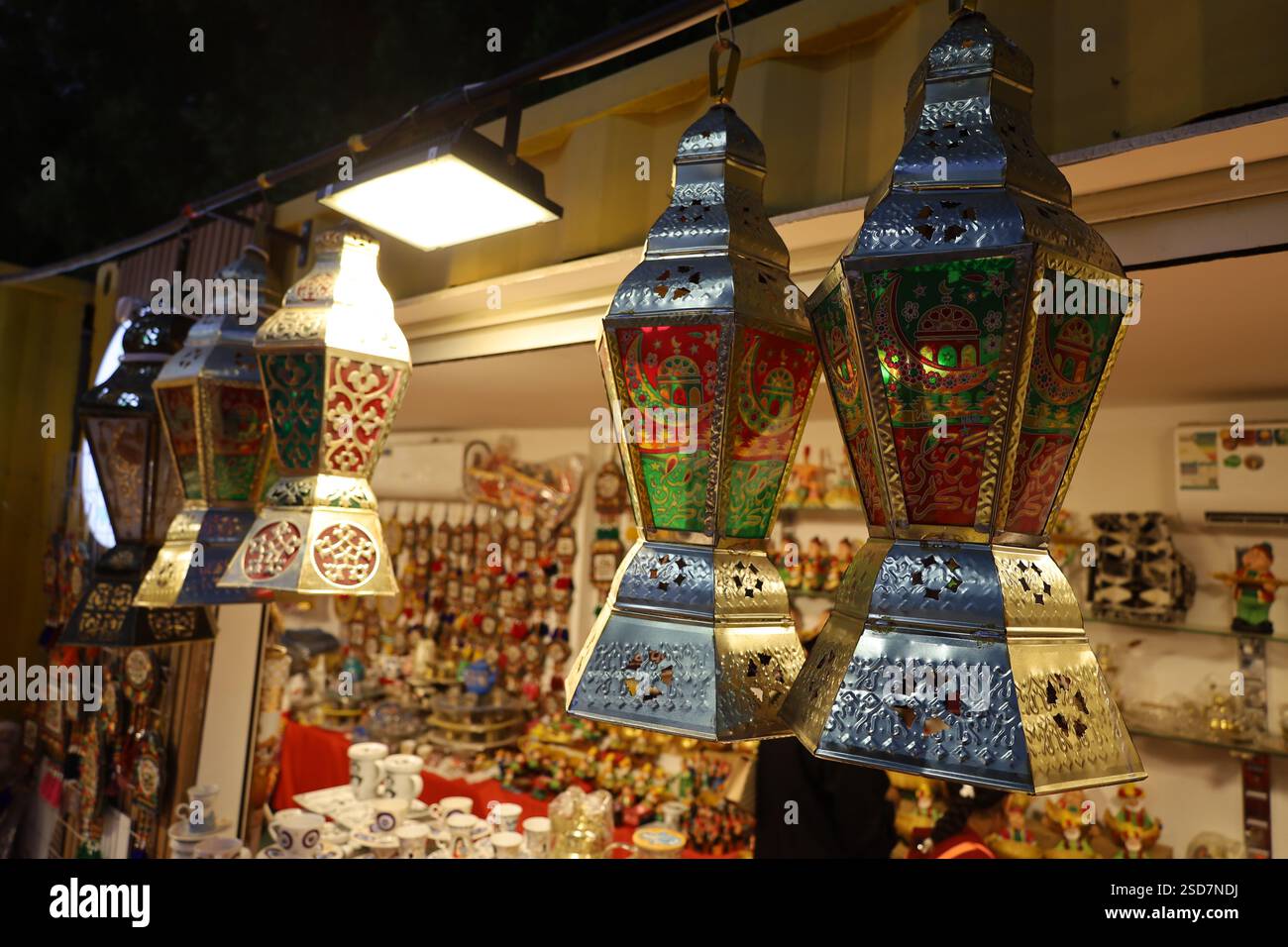 Jeddah , Arabia Saudita - 7 febbraio 2025 : bella lampada tradizionale Ramadan in negozio. Mercato dei beni d'antiquariato - le persone visitano un mercato delle lanterne davanti a loro Foto Stock