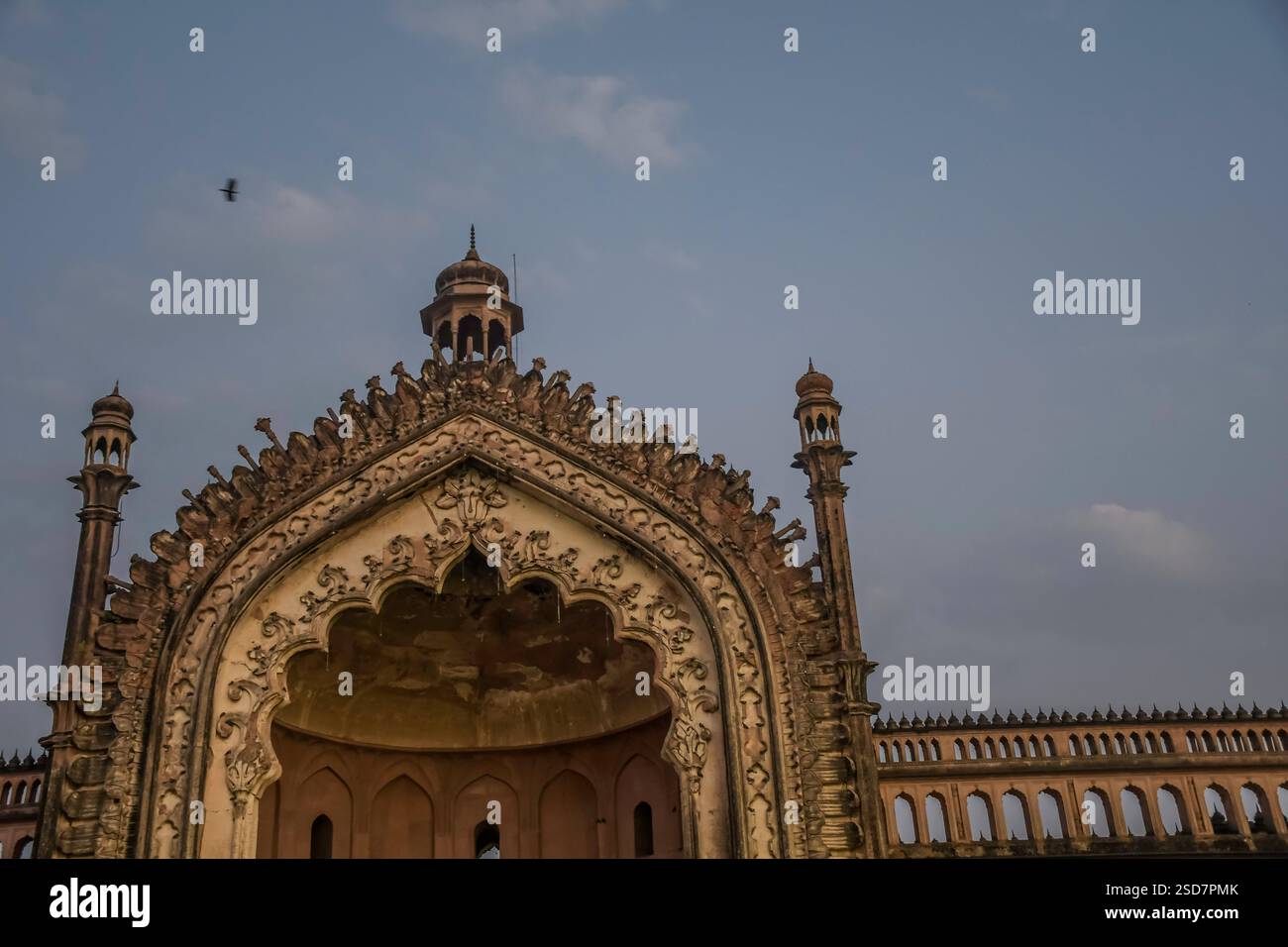 Rumi Darwaza anche conosciuto come porta turca in Lucknow è un antico fortilizio di architettura Awadhi in India Foto Stock
