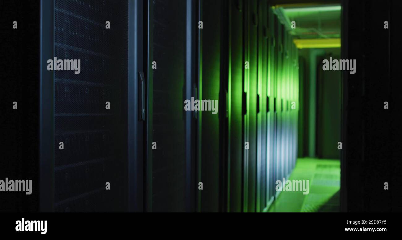 File di server nel data center illuminati da luce ambientale verde Foto Stock