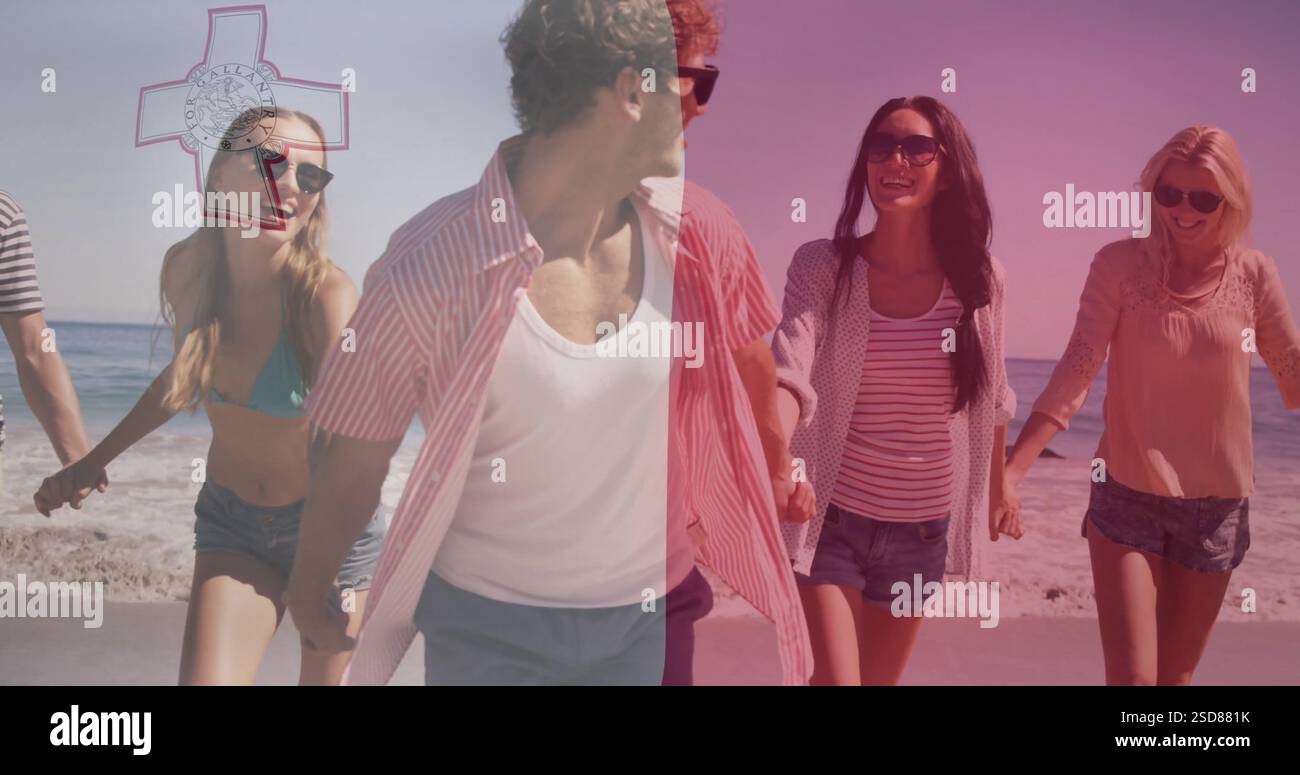Passeggiando lungo il litorale, gli amici ridono e si tengono per mano nella soleggiata giornata di spiaggia Foto Stock