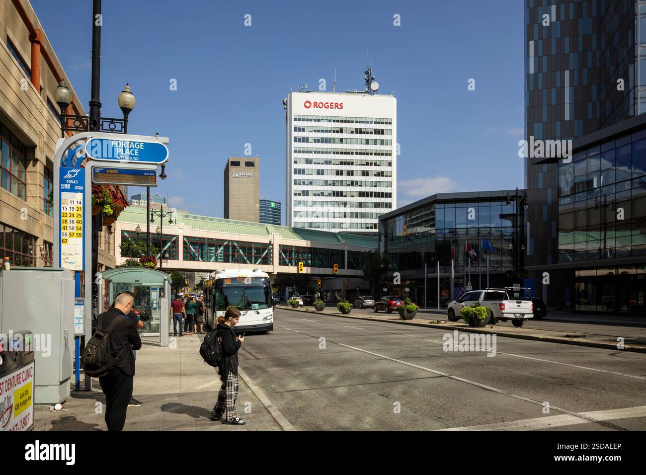 Fermata dell'autobus Portage Place su Portage Avenue a Winnipeg, Manitoba, Canada Foto Stock