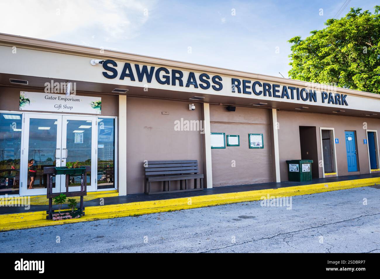 Weston, Florida USA - 25 agosto 2018: Il Sawgrass Recreation Park è un'attrazione che offre escursioni in idroscivolante attraverso gli habitat degli alligatori e un piccolo zoo con una varietà di attrazioni Foto Stock