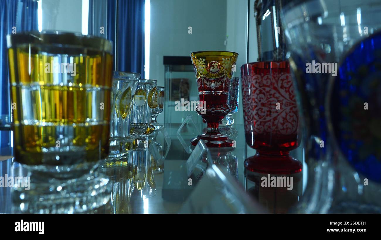 Bicchieri da vino di un tempo - Szczecin Polonia. Bicchieri da vino con motivi e colori eleganti Foto Stock