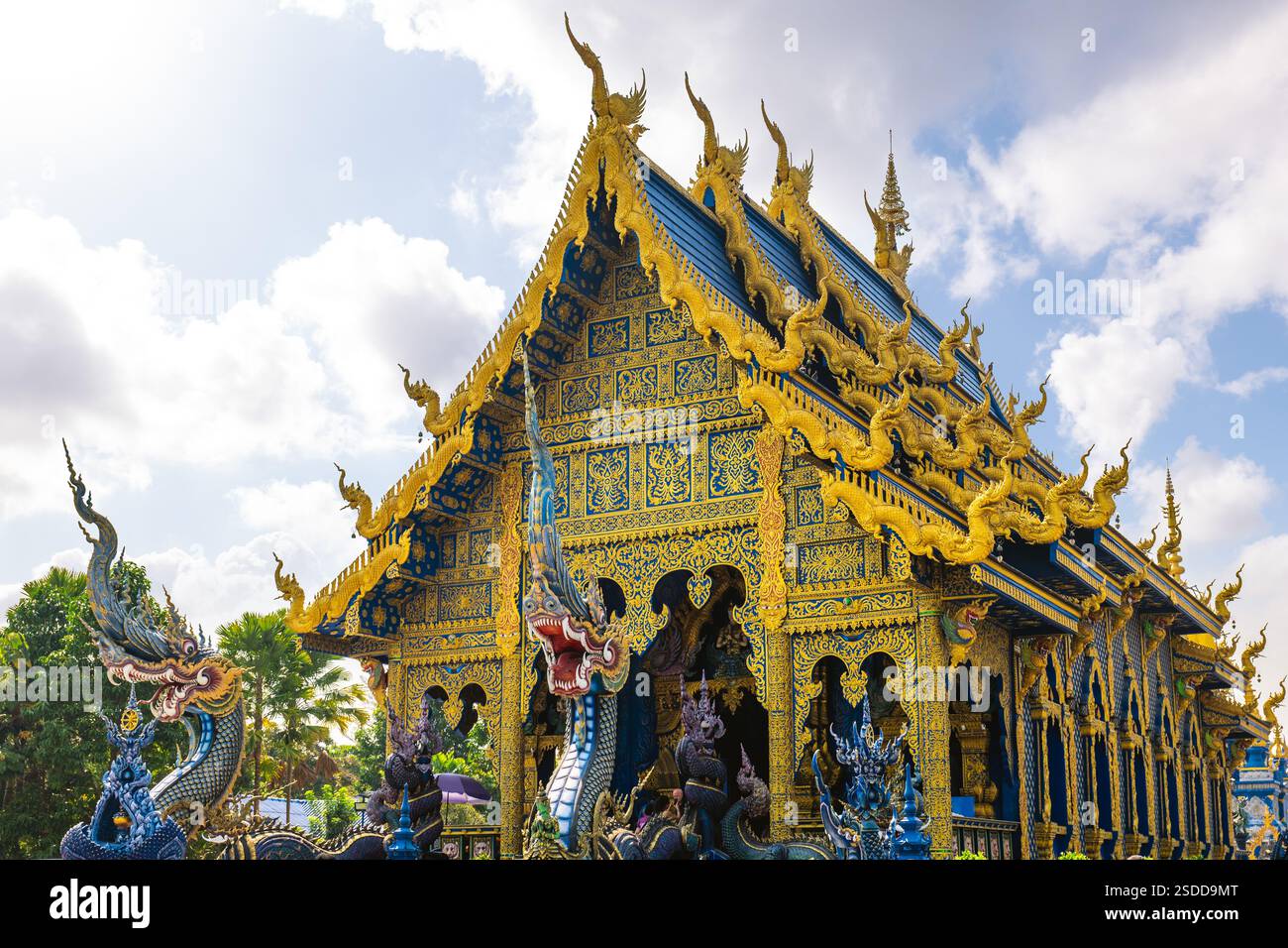 Wat Rong Suea Ten, il tempio blu situato a Chiang Rai, Thailandia Foto Stock