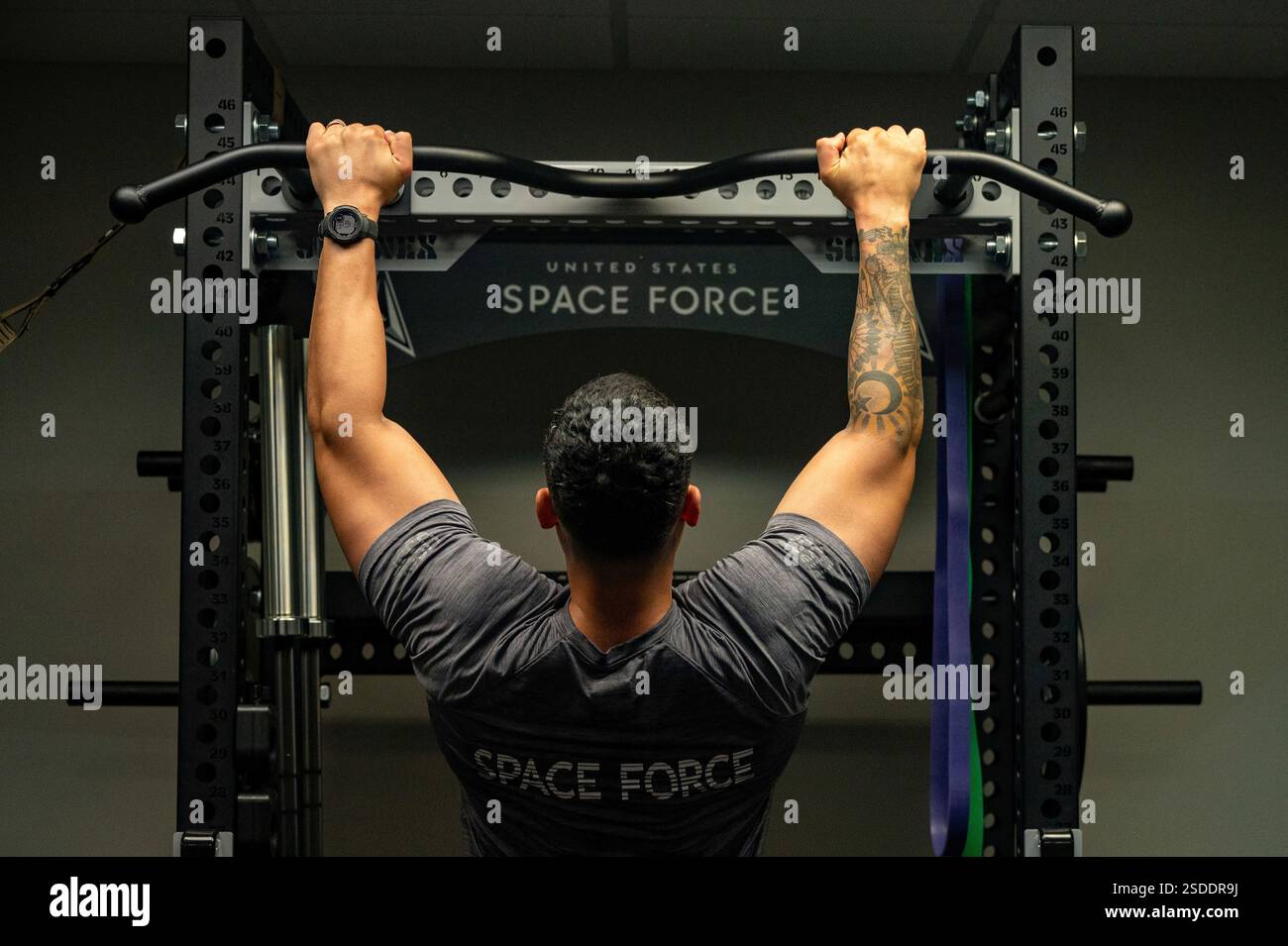A Space Launch Delta 45 Guardian esegue un pull-up durante un allenamento del Guardian Resiliency Team alla Patrick Space Force base, Florida, 10 gennaio 2025. Il GRT SLD 45 supporta il benessere generale e la preparazione di Guardian fornendo risorse e strategie per migliorarne la resilienza fisica, mentale ed emotiva. Foto Stock