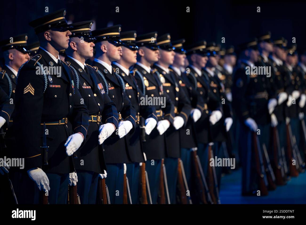 I soldati assegnati al 3d U.S. Infantry Regiment (The Old Guard) forniscono supporto cerimoniale per una cerimonia di ritiro del Dipartimento dell'Esercito nella Conmy Hall sulla Joint base Myer-Henderson Hall, Virginia, 12 dicembre 2024. La cerimonia è stata ospitata dal maggiore generale Trevor J. Bredenkamp, comandante generale, e dal Sgt. Maggiore Vern B. Daley, Joint Task Force Headquarters - National Capital Region e dal Distretto militare dell'Esercito degli Stati Uniti di Washington. (Foto dell'esercito degli Stati Uniti a cura del sergente Oscar Toscano) Foto Stock