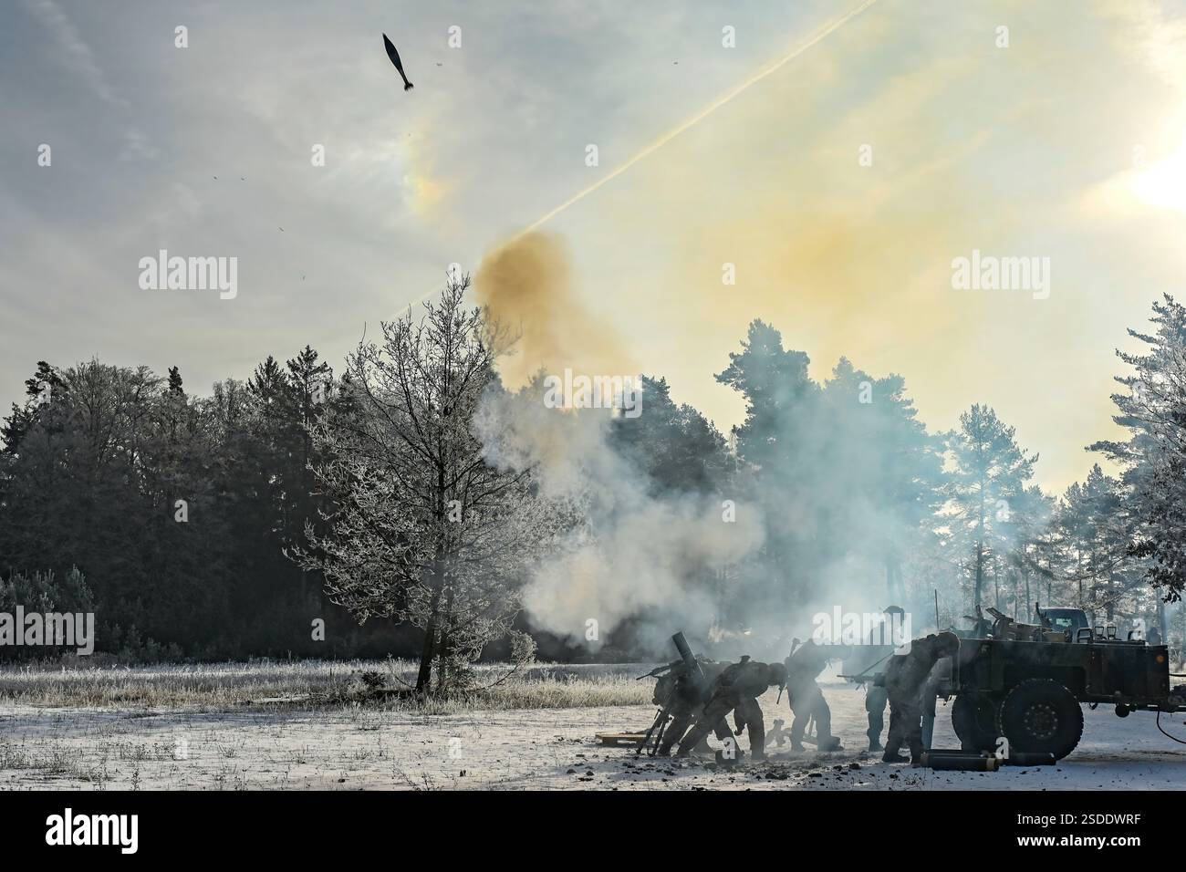 I paracadutisti statunitensi assegnati al 1st Squadron, 91st Cavalry Regiment, 173rd Airborne Brigade spararono un mortaio da 120 mm durante un'esercitazione di fuoco vivo presso la Grafenwoehr Training area del 7th Army Training Command, Germania, 22 gennaio 2025. La 173rd Airborne Brigade è la forza di risposta alle emergenze dell'Esercito degli Stati Uniti d'America in Europa, fornendo forze rapidamente schierabili nelle aree di responsabilità dell'Europa, dell'Africa e del comando centrale degli Stati Uniti. Forward schierata in Italia e Germania, la brigata si allena regolarmente insieme agli alleati e ai partner della NATO per costruire partnership e rafforzare l'alleanza. (U.S. Army ph Foto Stock