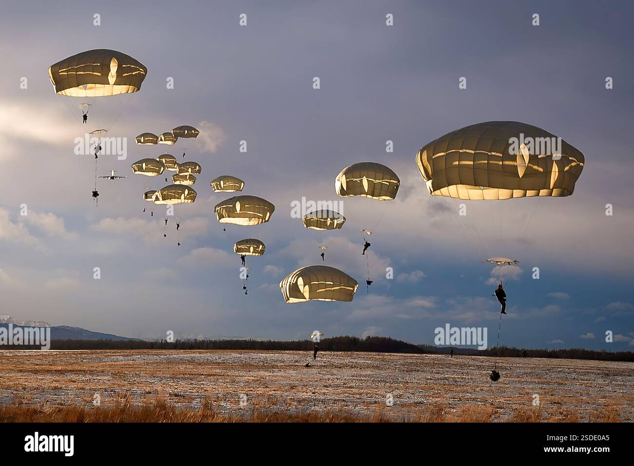 2nd Infantry Brigade, 11th Airborne Division soldati saltano a Malamute DZ durante uno dei loro numerosi salti invernali di addestramento. Foto Stock
