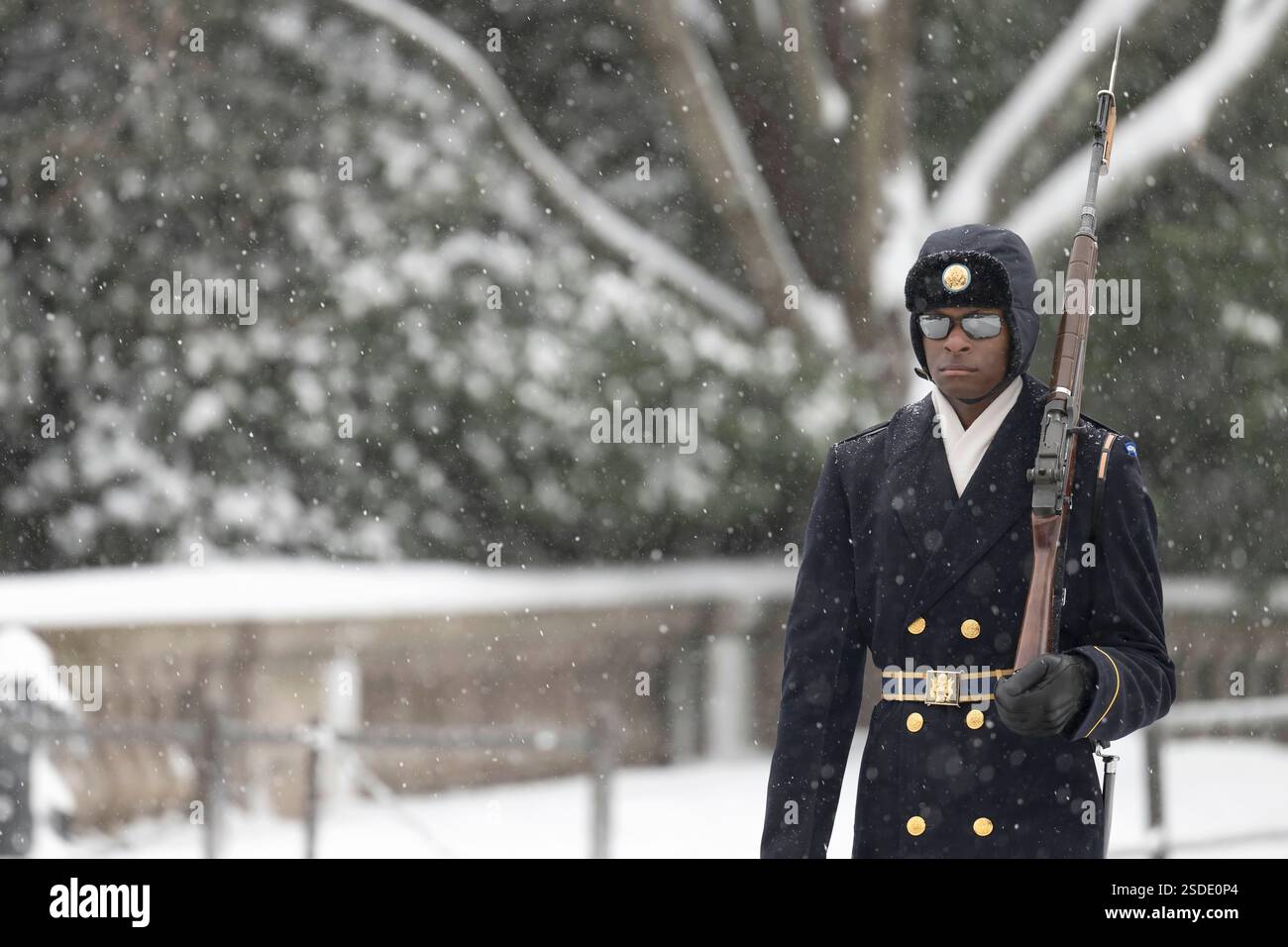 Una guardia tombale cammina sul tappeto presso la Tomba del Milite Ignoto mentre cade la neve, Arlington National Cemetery, Arlington, Virginia, 6 gennaio, 2025. questa è stata la prima nevicata dell'anno. (Foto U.S. Army di Elizabeth Fraser / Arlington National Cemetery / rilasciata) Foto Stock