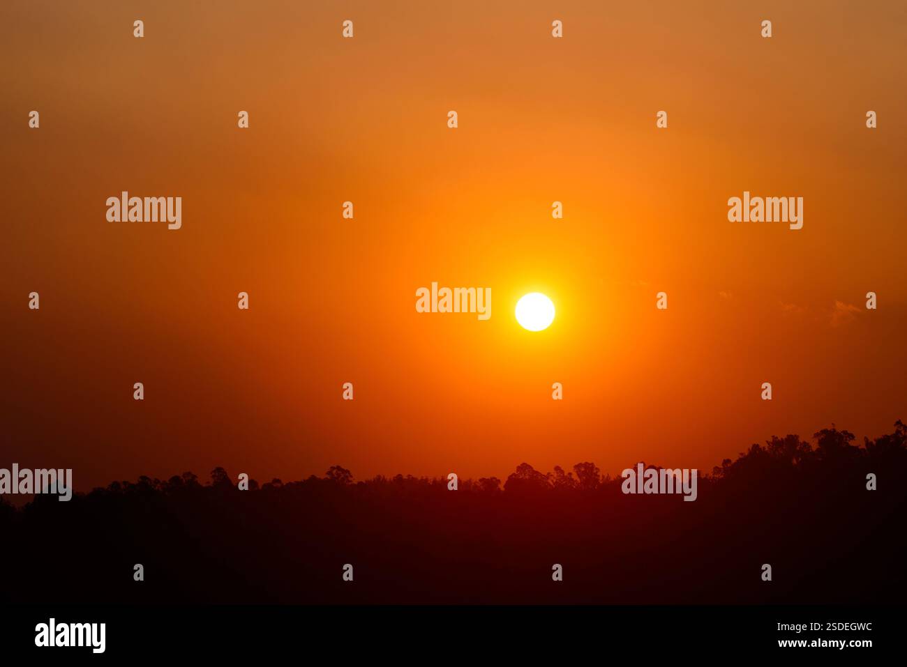 L'incantevole tramonto trasforma tutto in arancione, una vista mozzafiato la sera Foto Stock