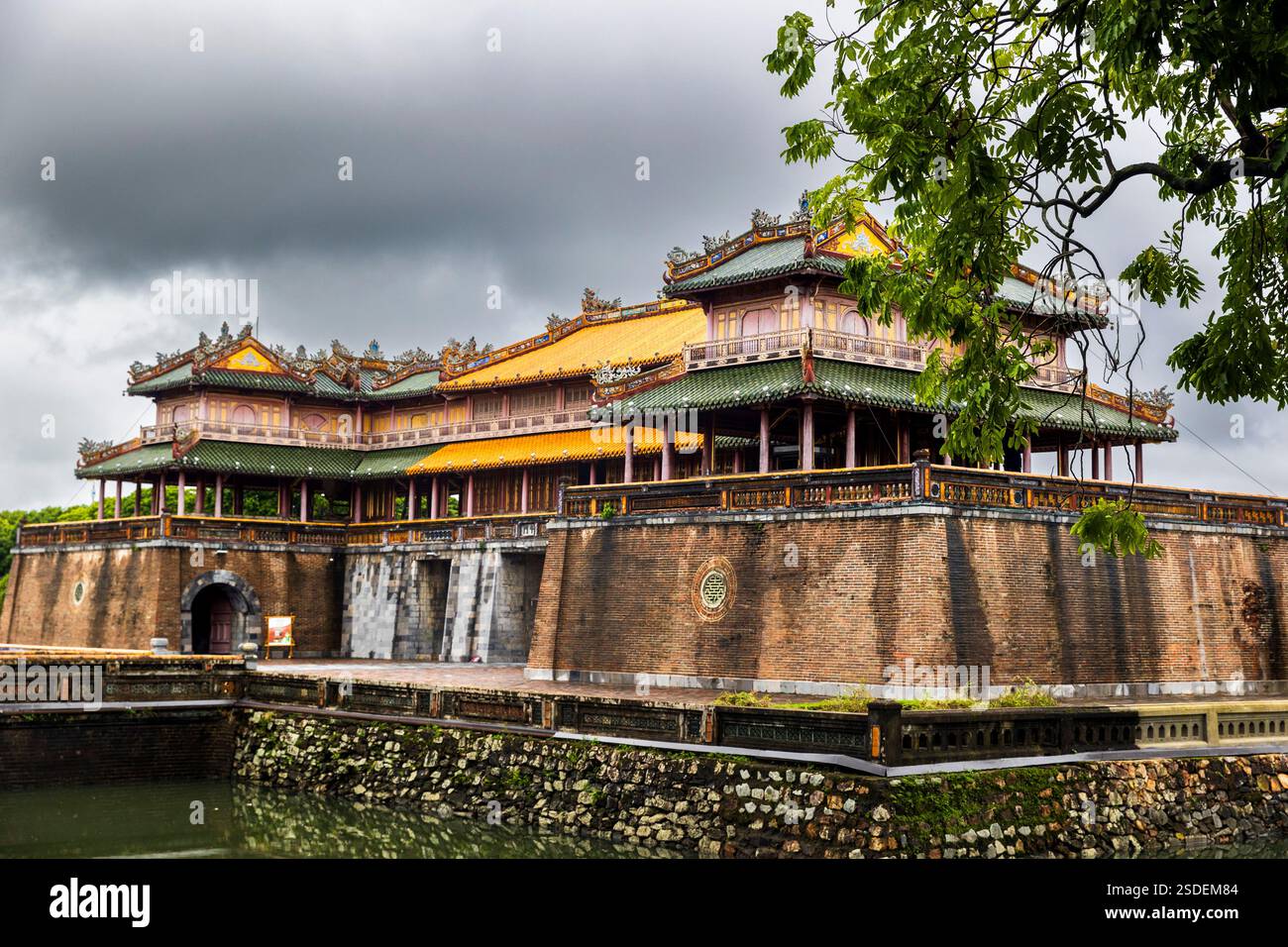 Il Meridian Gate o la ONG Mon Gate e Ngu Phung Pavilion, Imperial City, Hue, Vietnam, lunedì, 4 novembre 2024. Foto: David Rowland / One-Image.com Foto Stock