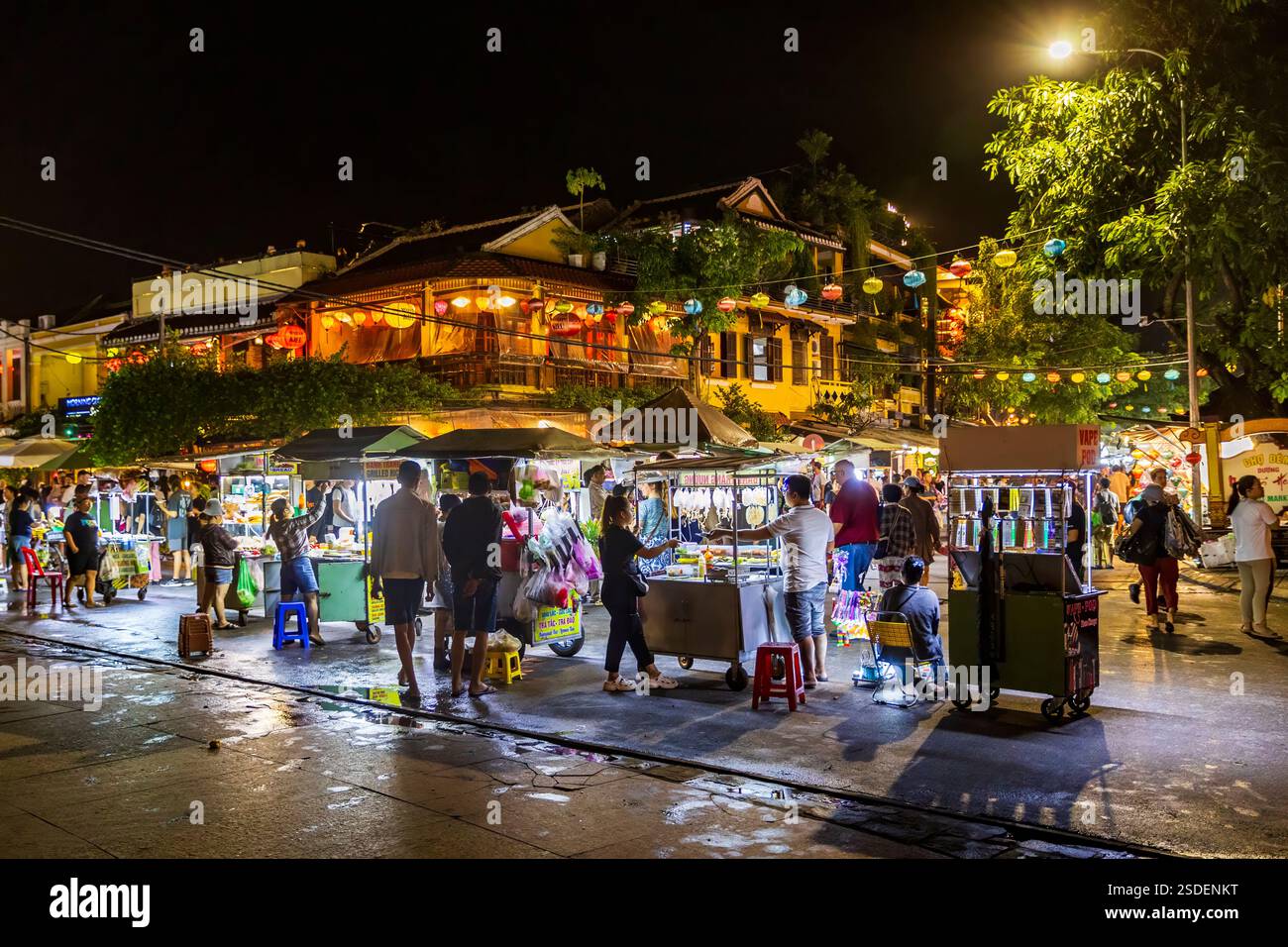Colorato mercato notturno animato da attività e luci vivaci in un vivace ambiente cittadino, Hoi An, Vietnam, mercoledì 6 novembre, 2024. Foto Stock