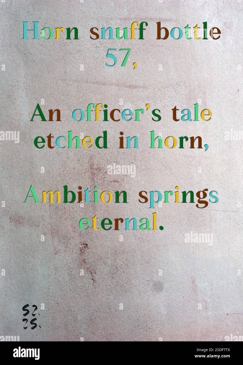 Bottiglia di tabacco da fiato 57, la storia di un ufficiale incisa nel corno, l'ambizione scaturisce eterna. La Gilda degli scrittori d'argento di Camila de las Brisas. Arte di Zsuzsa Szikra. Poetry Art Print, Triplumes è una forma poetica unica ispirata al tradizionale haiku, composta da tre righe che catturano momenti di chiarezza, emozione e approfondimento. Nella nostra collezione abbracciamo la libertà del linguaggio, dove la fusione delle parole e la rimozione dei trattini è più di una scelta stilistica: È un modo per trasmettere unità e vicinanza tra le idee, creando un'espressione fluida e compatta che risuona con i ritmi della vita moderna. Foto Stock