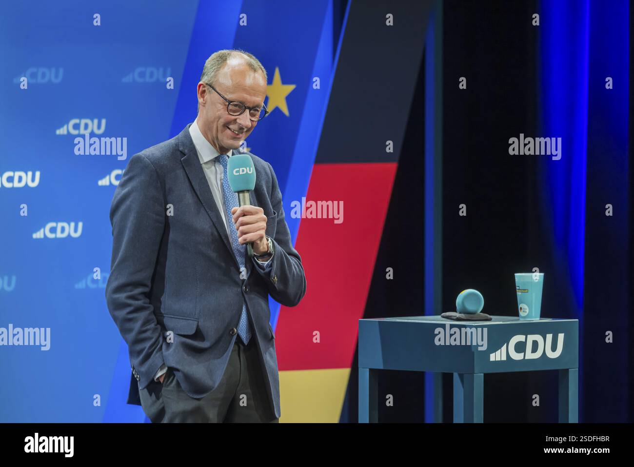 Evento elettorale del partito CDU per le elezioni del Bundestag con il candidato di punta Friedrich Merz. Ritratto di fronte alla bandiera tedesca e alla bandiera del Th Foto Stock
