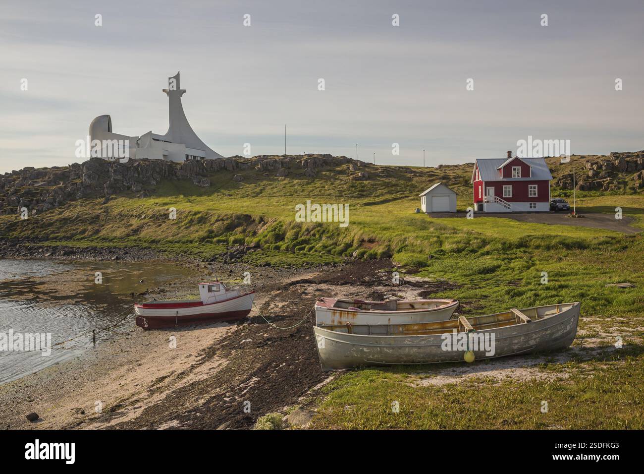 Chiesa Stykkisholmur, costruita nel 1980. Situato nella città di Stykkisholmur nell'Islanda occidentale, sulla penisola di Snaefellsnes Foto Stock