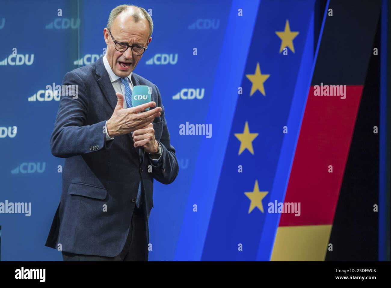Evento elettorale del partito CDU per le elezioni del Bundestag con il candidato di punta Friedrich Merz. Ritratto di fronte alla bandiera tedesca e alla bandiera del Th Foto Stock