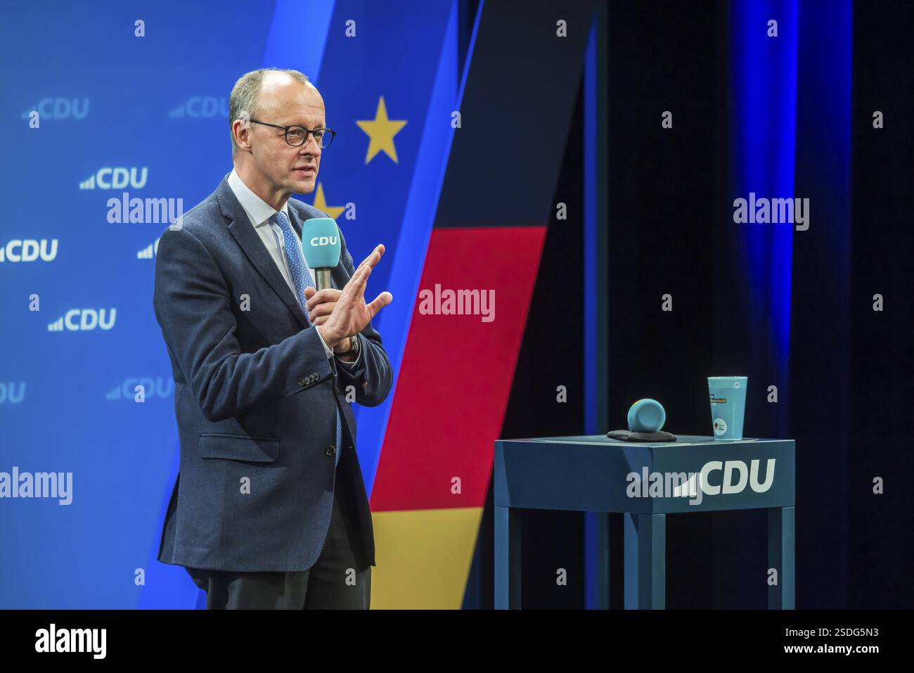 Evento elettorale del partito CDU per le elezioni del Bundestag con il candidato di punta Friedrich Merz. Ritratto di fronte alla bandiera tedesca e alla bandiera del Th Foto Stock