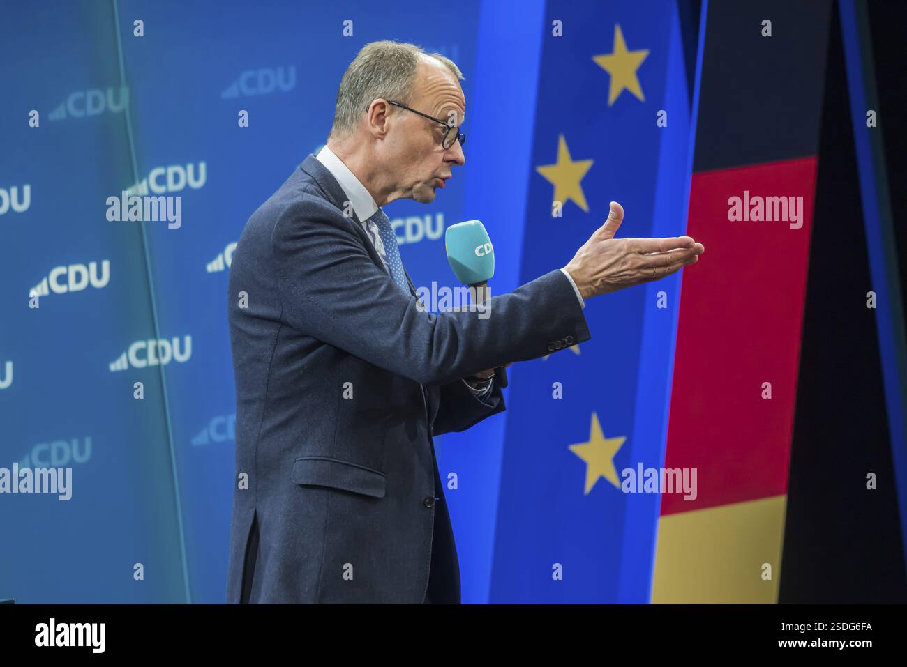 Evento elettorale del partito CDU per le elezioni del Bundestag con il candidato di punta Friedrich Merz. Ritratto di fronte alla bandiera tedesca e alla bandiera del Th Foto Stock