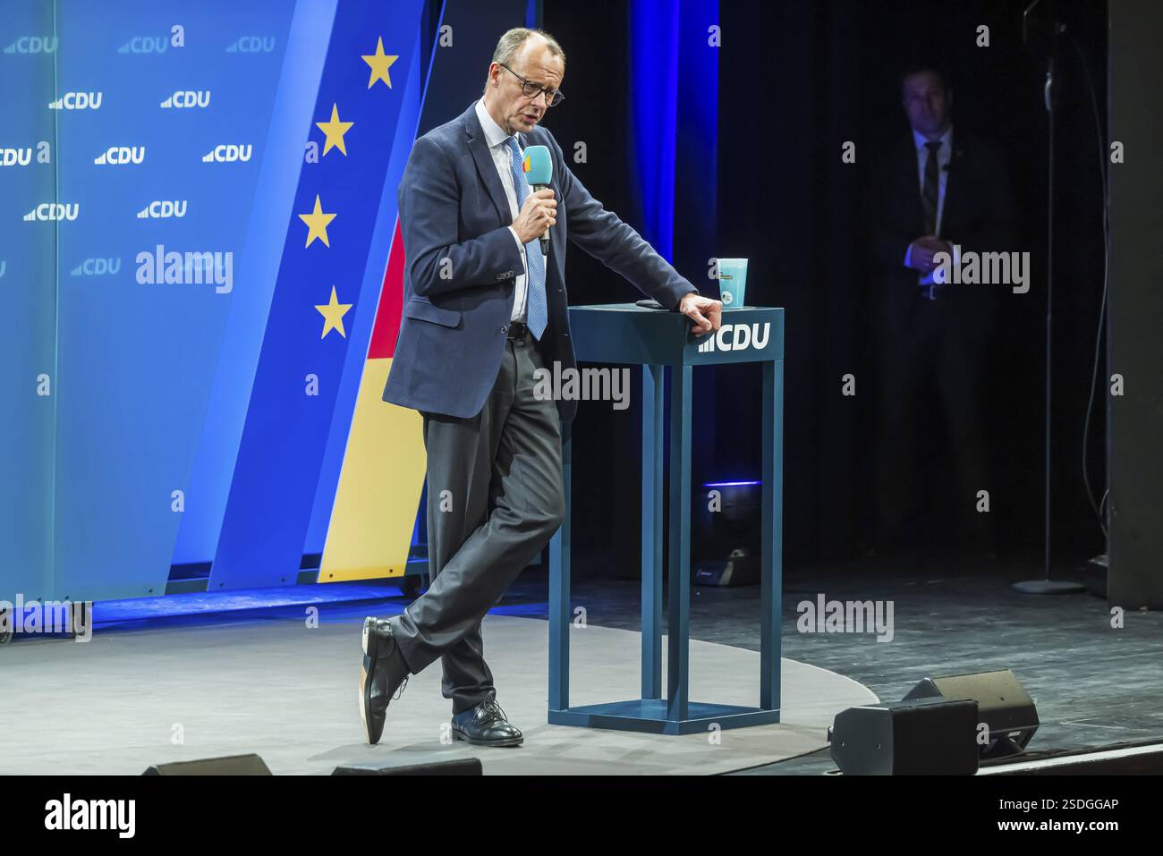 Evento elettorale del partito CDU per le elezioni del Bundestag con il candidato di punta Friedrich Merz. Ritratto di fronte alla bandiera tedesca e alla bandiera del Th Foto Stock