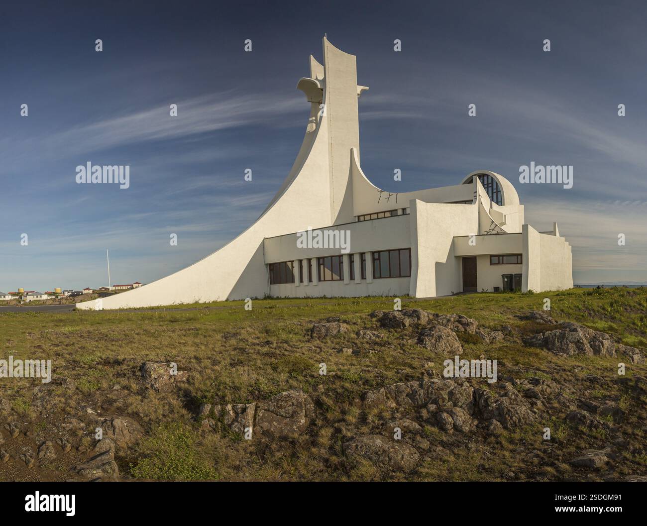 Chiesa Stykkisholmur, costruita nel 1980. Situato nella città di Stykkisholmur nell'Islanda occidentale, sulla penisola di Snaefellsnes Foto Stock