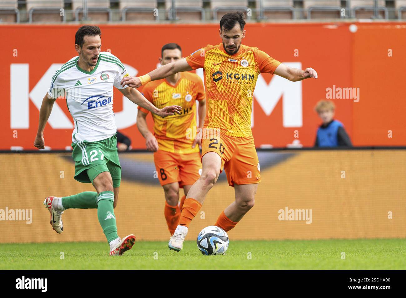 LUBIN, POLONIA - 29 OTTOBRE 2023: Partita di calcio polacca PKO Ekstraklasa tra KGHM Zaglebie Lubin e Radomiak Radom 2:3. In azione Rafal Wolski (L) Foto Stock