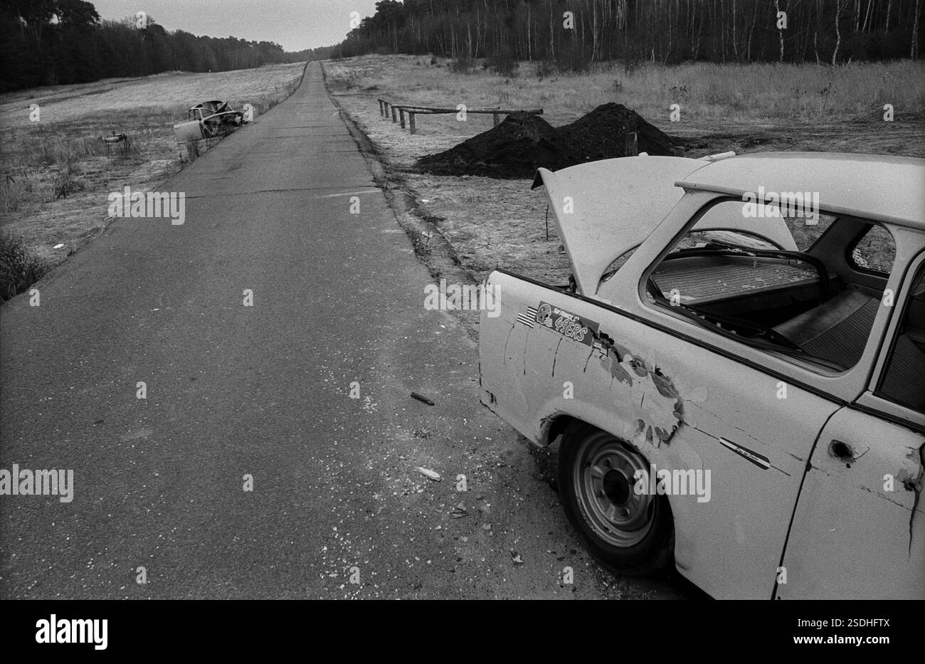 Germania, Berlino, 18.12.1991, strada di accesso all'exclave Steinstuecken, ex muro, distrusse Trabant, Europa Foto Stock