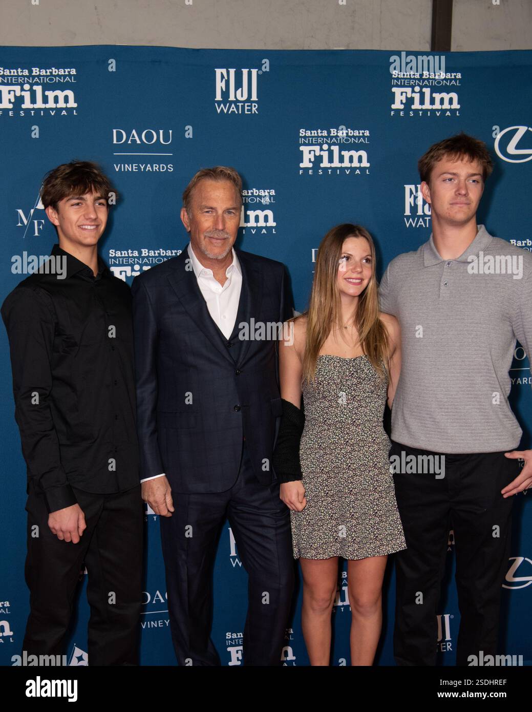 7 febbraio 2025, Santa Barbara, California, USA: KEVIN COSTNER con sua figlia GRACE, 14 anni, e i figli HAYES, 15 anni, e CAYDEN, 17, al 40° Festival internazionale del cinema di Santa Barbara, California (Credit Image: © Charlie Steffens/ZUMA Press Wire) SOLO PER USO EDITORIALE! Non per USO commerciale! Foto Stock
