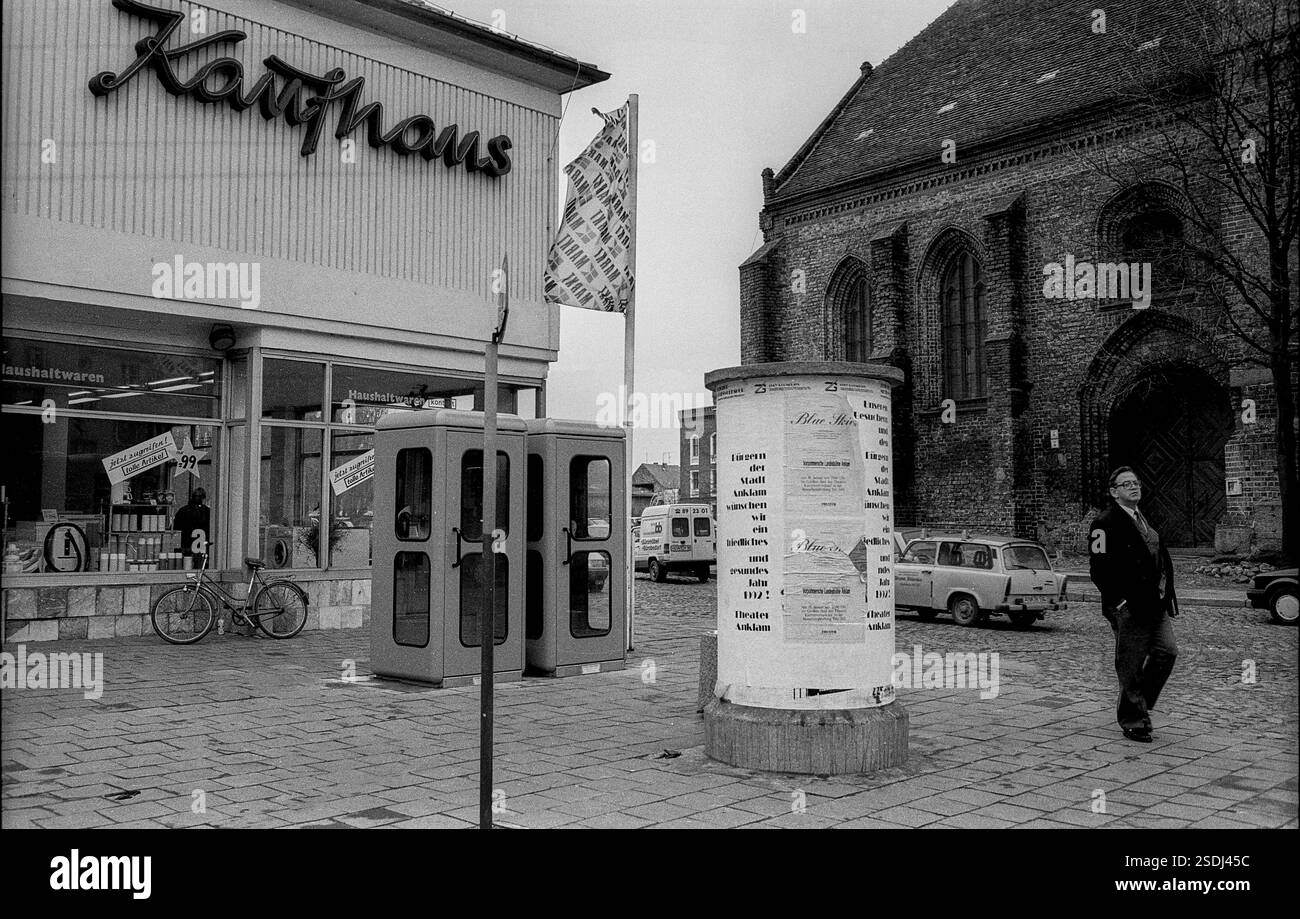 Germania, Anklam, 16.01.1992, grande magazzino e chiesa, pilastro pubblicitario, Europa Foto Stock
