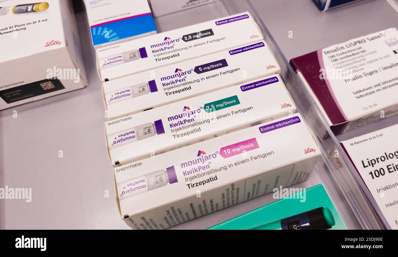 Mounjaro una penna preriempita multi-dose progettata per l'iniezione sottocutanea , tirzepatide, usata per trattare il diabete di tipo 2 e per la gestione del peso. Foto Stock