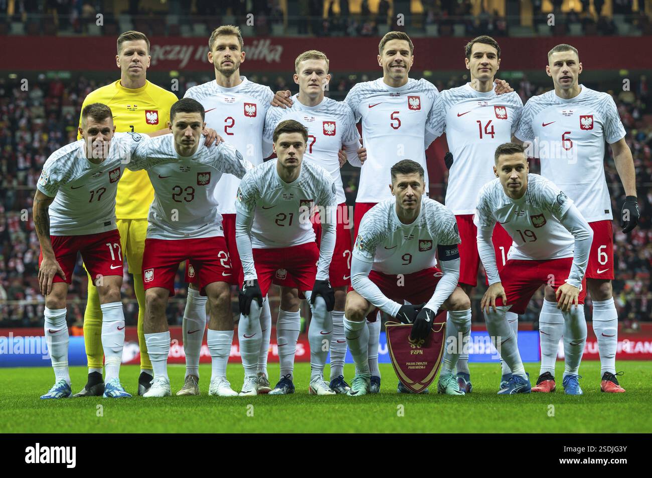 VARSAVIA, POLONIA - 17 NOVEMBRE 2023: Qualificazioni per UEFA Euro 2024. Partita Polonia - Repubblica Ceca 1:1. Squadra della Polonia Foto Stock
