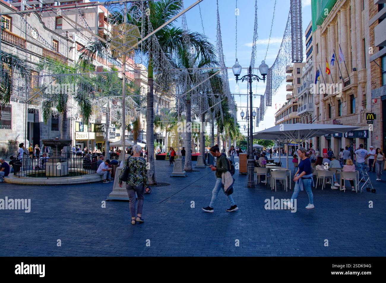Scene di strada a Santa Cruz de Tenerife con negozi e gente Foto Stock