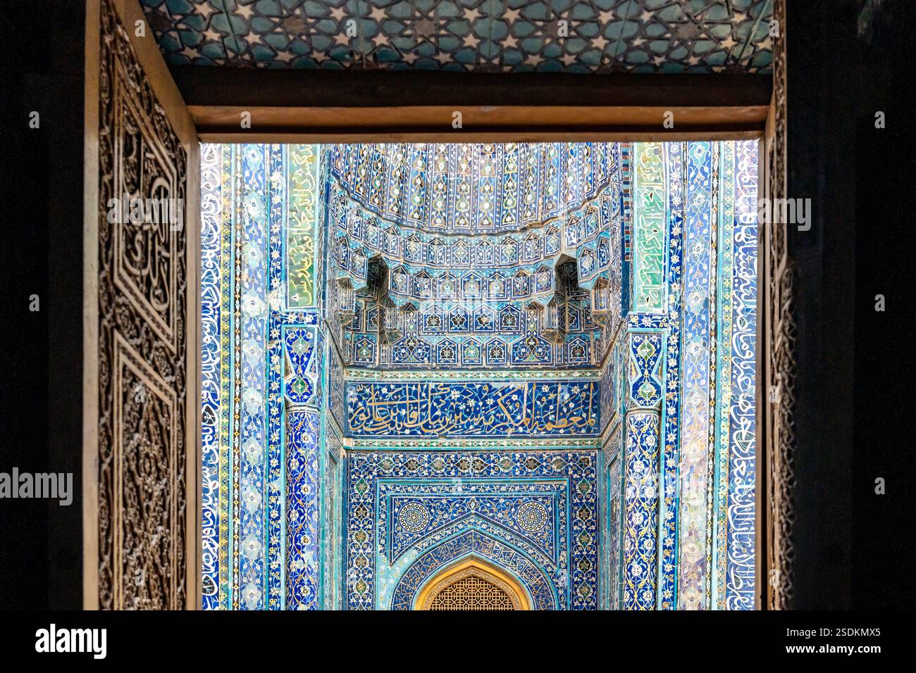 Samarcanda, Uzbekistan-13 agosto 2023: All'interno della necropoli di Shakhi Zinda, un famoso complesso mausoleo a Samarcanda durante una giornata di sole Foto Stock