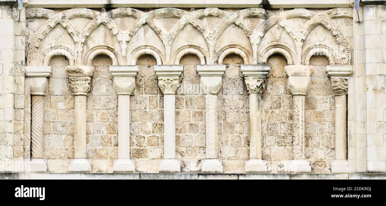 Serie di archi decorati su un muro nella cattedrale cristiana di Canterbury, Inghilterra. Foto Stock