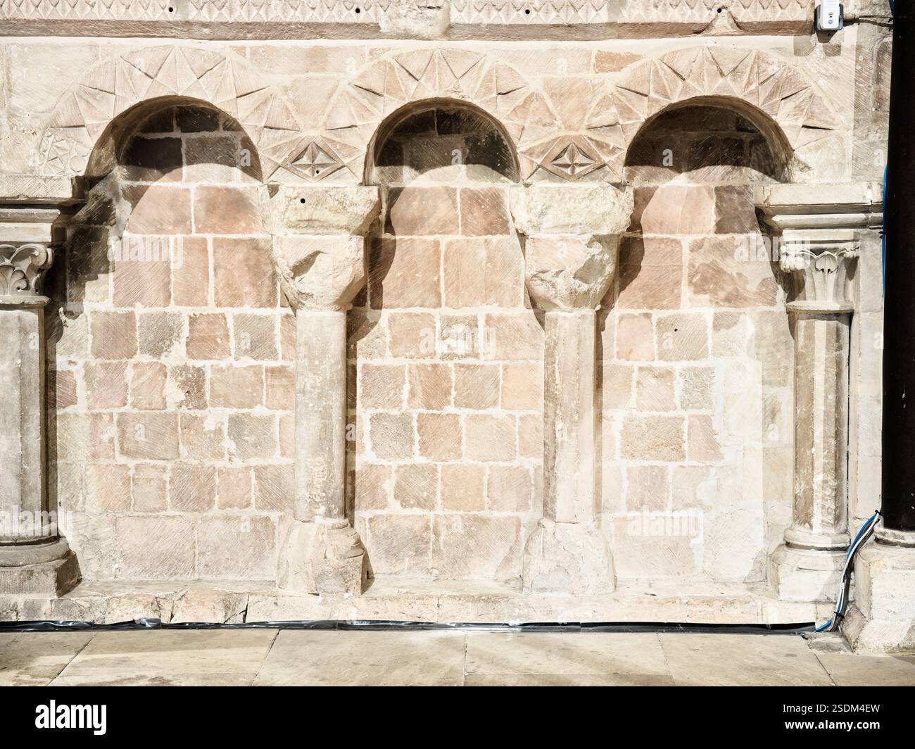 Trio di archi decorati su un muro nella cattedrale cristiana di Canterbury, Inghilterra. Foto Stock