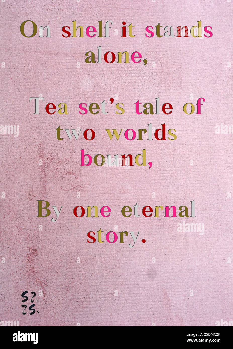 Sullo scaffale si staglia da solo, la storia del Tea Set di due mondi legati, da una storia eterna. La Gilda degli scrittori d'argento di Ana Carolina Souza. Arte di Zsuzsa Szikra. Poetry Art Print, Triplumes è una forma poetica unica ispirata al tradizionale haiku, composta da tre righe che catturano momenti di chiarezza, emozione e approfondimento. Nella nostra collezione abbracciamo la libertà del linguaggio, dove la fusione delle parole e la rimozione dei trattini è più di una scelta stilistica: È un modo per trasmettere unità e vicinanza tra le idee, creando un'espressione fluida e compatta che risuona con i ritmi della vita moderna. Foto Stock